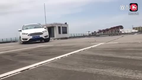 易车众测 福特福克斯试车 小钢炮展示实力过弯！