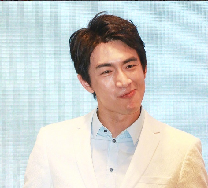 林更新嘟嘴吐舌频卖萌表情包成