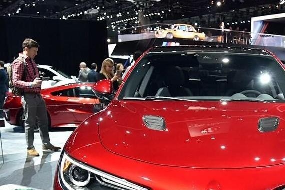 40万买个牌照歪着上的SUV，品牌和法拉利一个级别