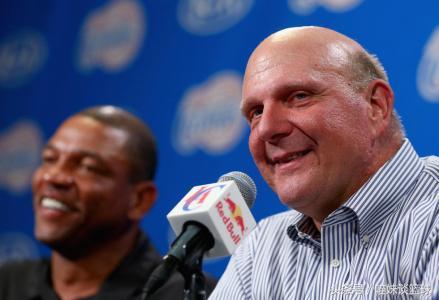 他是NBA快船队老板，身价百亿，为夺冠不惜任何代价