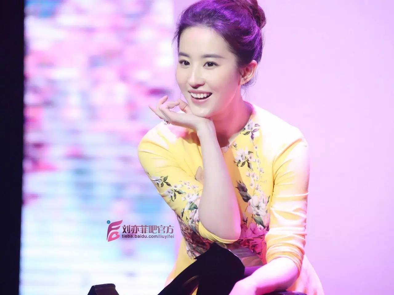 刘亦菲生日圈中好友送祝福,粉丝说舒畅张靓颖