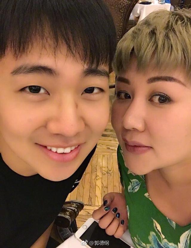 44岁郭德纲二婚妻子美爆，俩儿子差19岁，二儿帅炸天