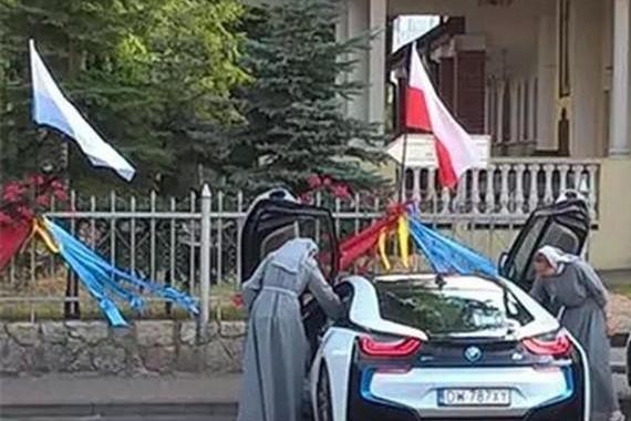 和尚也喜欢豪车，宝马、路虎、保时捷、个个过百万！