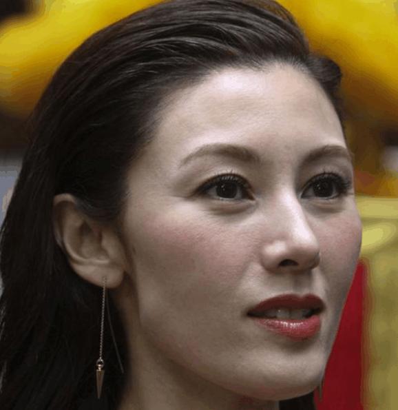 46岁李嘉欣近照,看看这图片虽然画着装,但这皮肤是不是有点吓人啊,看