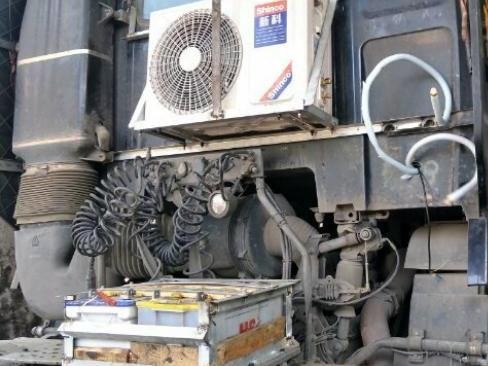 跑长途的老司机，汽车会装家用空调，如何供电？