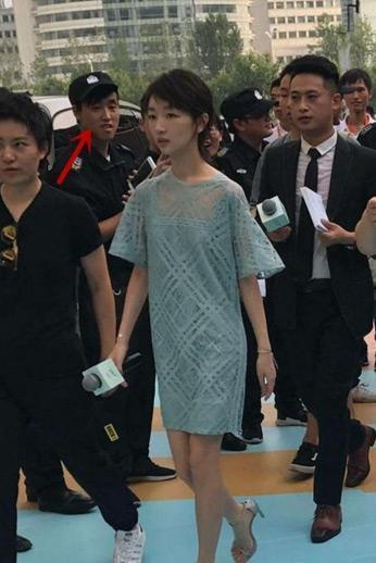 周冬雨路人照头大身小毫无明星感网友怎么红的