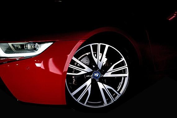 完美身形摄人魂魄 宝马i8深夜车酷来袭