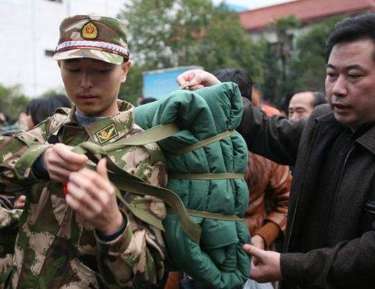 新兵入伍有人欢喜有人忧,不是愁眉苦脸就是迷茫