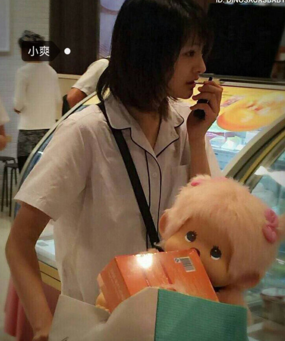 郑爽素颜与爸妈低调购物，全程甜美可爱到爆！