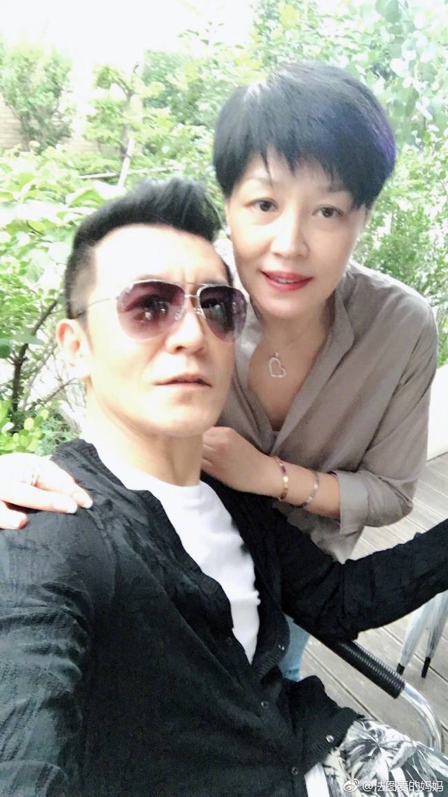 这组甜蜜家庭照片中,其中一张撇下了女儿,夫妻俩摆出亲密的合影姿势