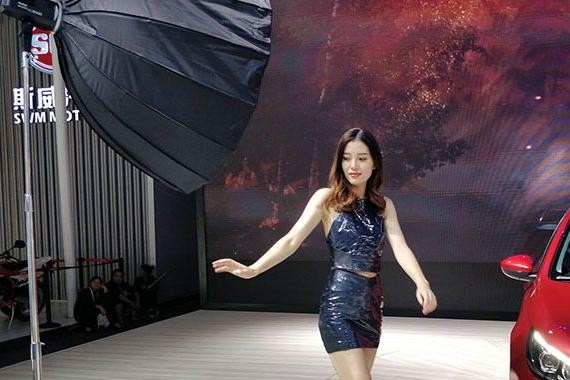 成都车展最漂亮车模 还看什么牛郎织女！亮点在结尾