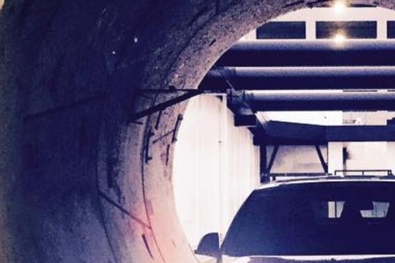 就因为“无聊”，特斯拉Model S被“扔”进了一个坑