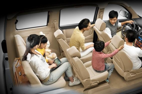 长安欧诺VS五菱荣光V，谁更一车多能？