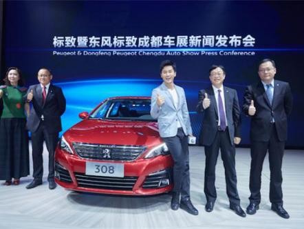 成都车展上，李晨与“小辛巴”牵手，范冰冰知道吗？