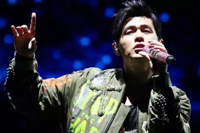 周杰伦演唱会这么多明星来偷听,一半被网友现场逮住|周杰伦|赵又廷|蒋梦婕_新浪女性_新浪网