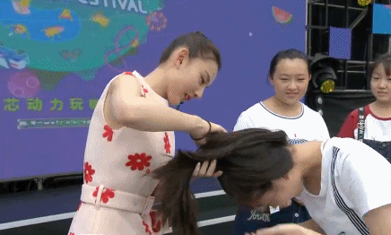 杨幂扮苦笑，祖儿给粉丝扎头发，粉丝嘉年华不要太燃