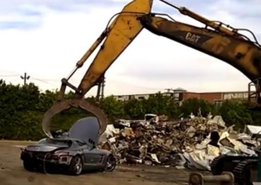 罕见的奔驰超跑准新车过来报废，拆解师边拆解边流泪