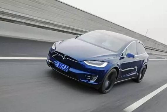 只要你不是酒后驾驶，待在特斯拉比待老婆身旁更安全