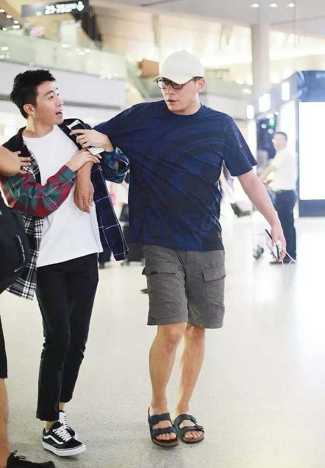 俞灏明机场偶遇刘烨兴奋搂住,刘烨没认出推开就跑!