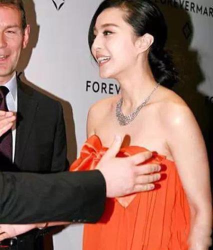 终于明白为啥吴京劝女孩别进娱乐圈了 看女星和大佬合影秒懂(组图) - 5