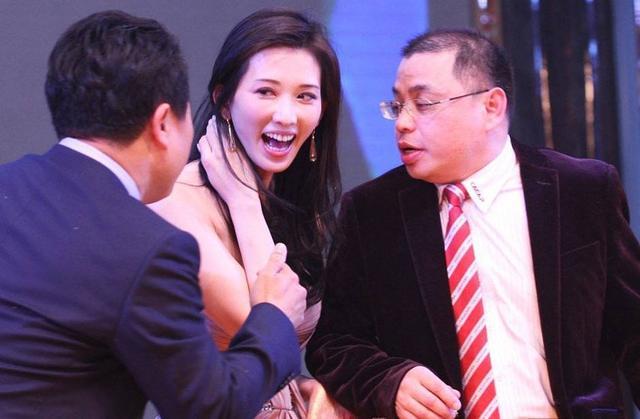 终于明白为啥吴京劝女孩别进娱乐圈了 看女星和大佬合影秒懂(组图) - 4