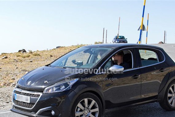 标致1008路试谍照曝光 有望2018年发布