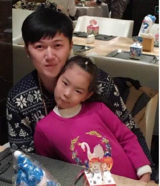 胖嫂李菁菁二婚嫁小15岁老公,今第三婚女儿态度明确