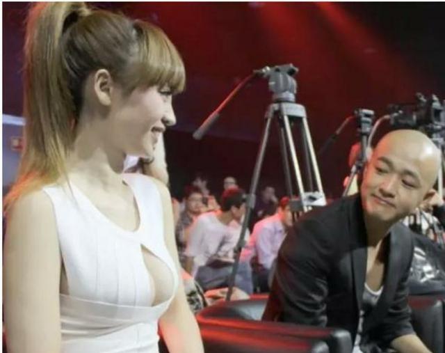 男明星偷瞄女明星瞬间,画面不可描述