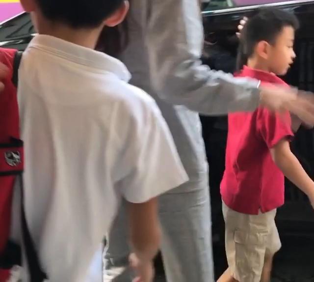 张柏芝穿睡衣送两子搭校车上学 走路一瘸一拐(组图) - 1
