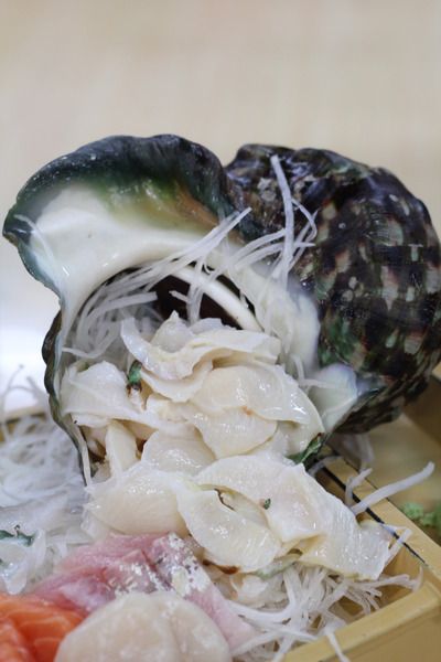日本冲绳牧志海鲜市场 品尝龙虾刺身船 夜光贝两吃