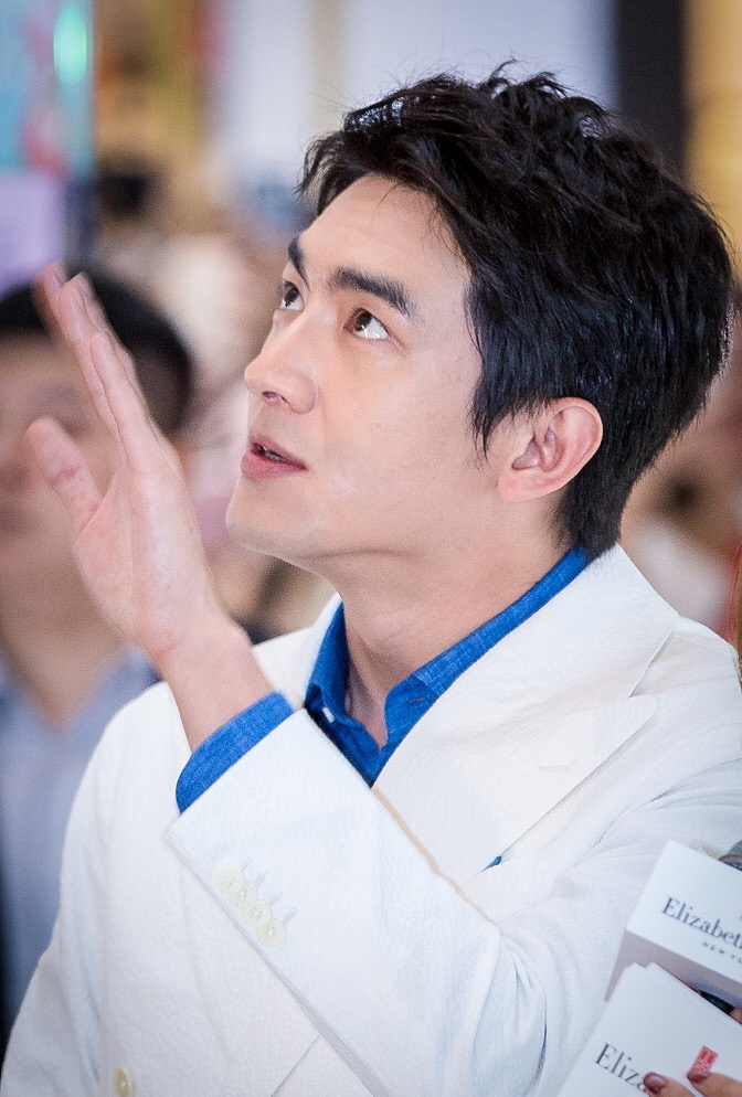 林更新不逗比真帅,白西装配蓝衬衣化身九亿少