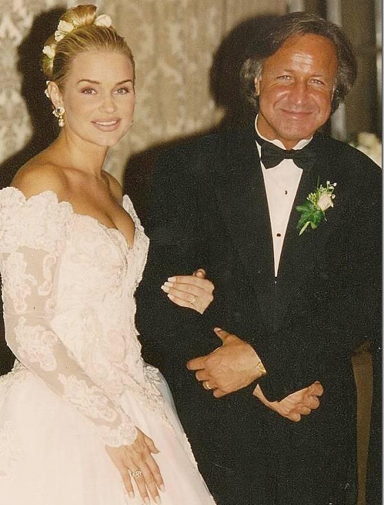随后于1994年与富豪mohamed hadid结婚.
