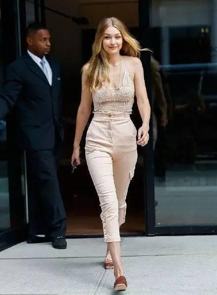 这位比刘雯地位还高的超模登上维密,为何遭全