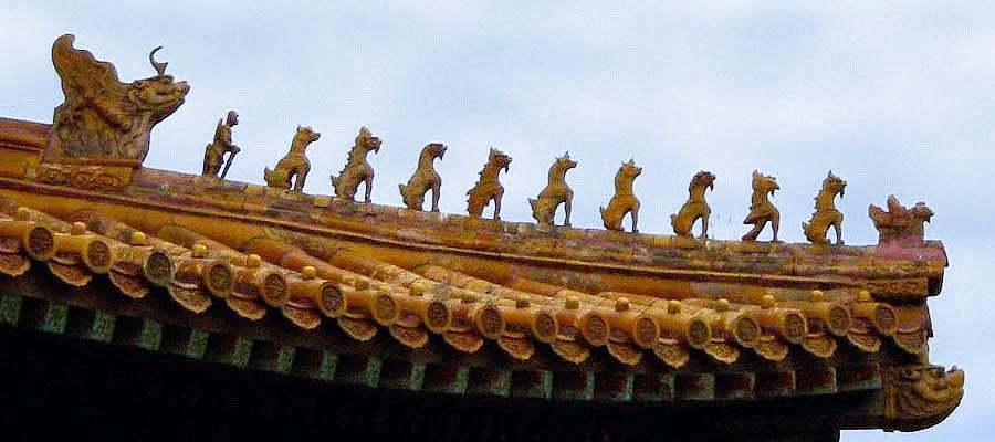 这些小动物叫脊兽(因为在屋脊上吗?),也叫吻兽,拿故宫来举例.