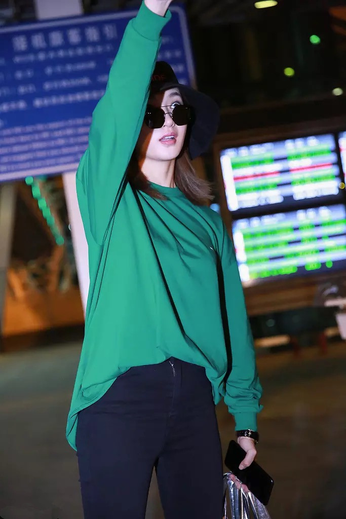 江疏影黑裤子配绿色上衣简约却吸睛指数不减