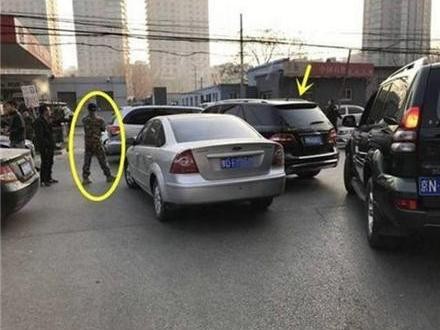 加油时撞了豪车，一看车主是吴京，结果钱都不用赔！