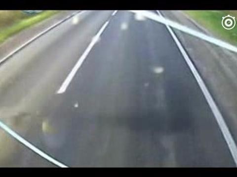 超车后，要拉开一定安全距离后再驶回原车道