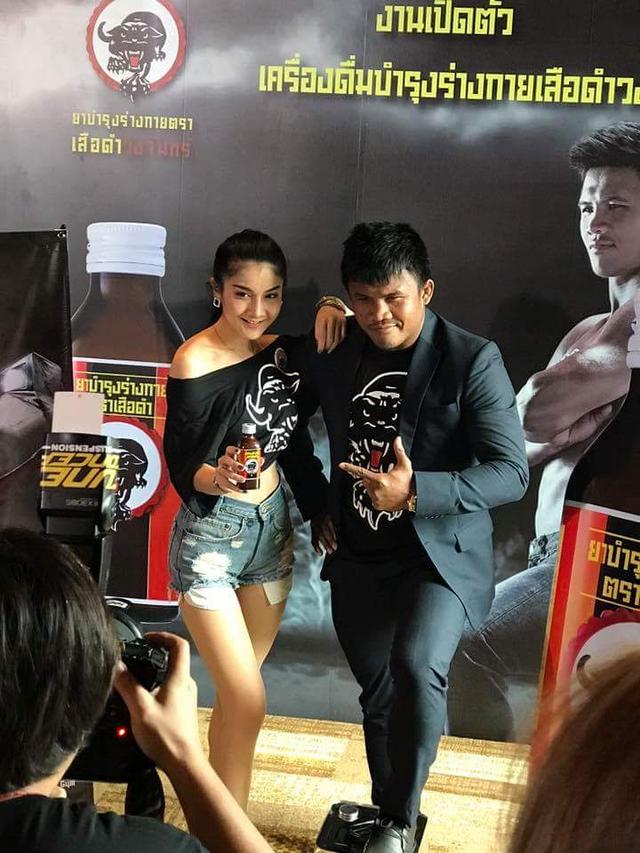 泰拳王播求遭八大美女包围,女人缘完爆武僧一龙