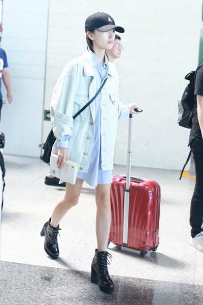 周冬雨80斤体重穿了双20斤鞋子,小腿肌肉都出