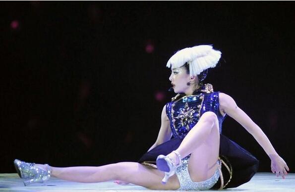 亚洲舞后蔡依林在一字马上也有很高的造诣，基本上在她所有的舞蹈编排里都会有一字马的环节。