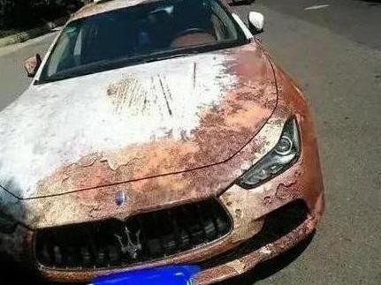 路人以为是报废车，打开车门令人羡慕!