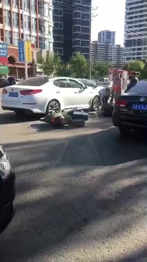沈阳街头一幕，一私家车与电动车发生剐蹭，电动车男子下跪求情，私家车女司机...