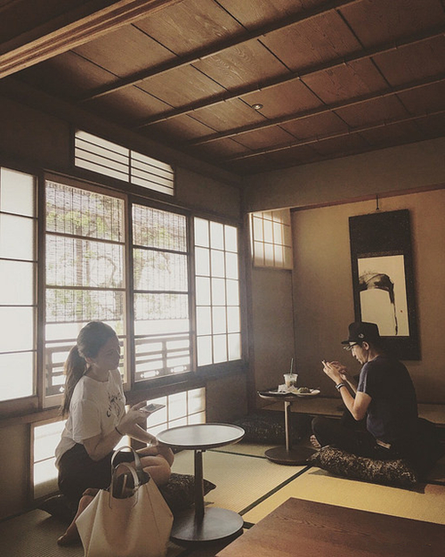世界上第一家进门需要脱鞋的榻榻米屋星巴克咖啡店.