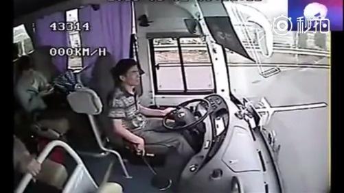 高速走错道,用纸遮挡号牌开始倒车,结果