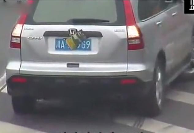 高速走错道,用纸遮挡号牌开始倒车,结果