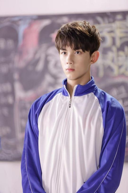 吴亦凡、吴磊、刘昊然、王俊凯、李易峰校服男