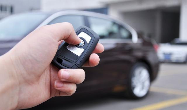 10万元买二手车好,还是买新车好?奔驰宝马随便