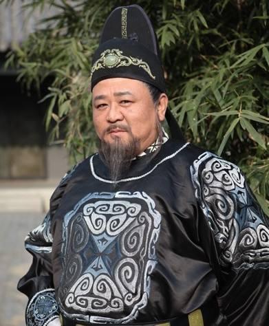 梁冠华近照，和钱雁秋张子健闹掰后，很多剧卖不出去