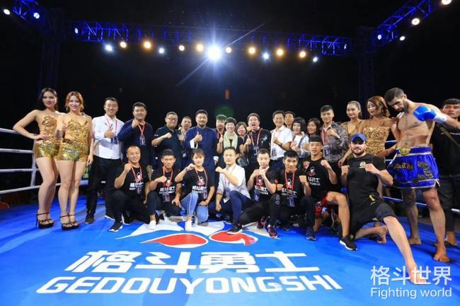中华英雄王洪祥现场助阵格斗勇士环球拳王争霸赛