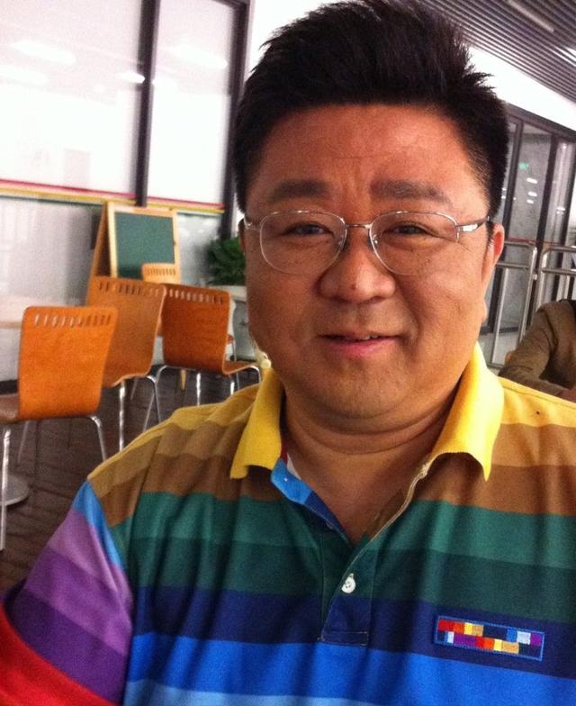 梁冠华近照，和钱雁秋张子健闹掰后，很多剧卖不出去